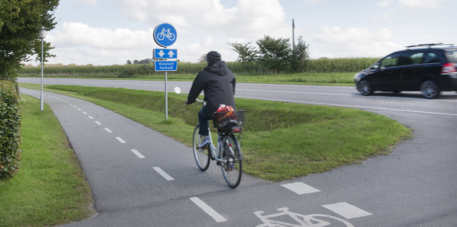 Dobbeltrettet cykelsti langs landevej